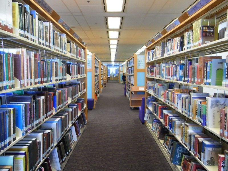 Biblioteca com livros